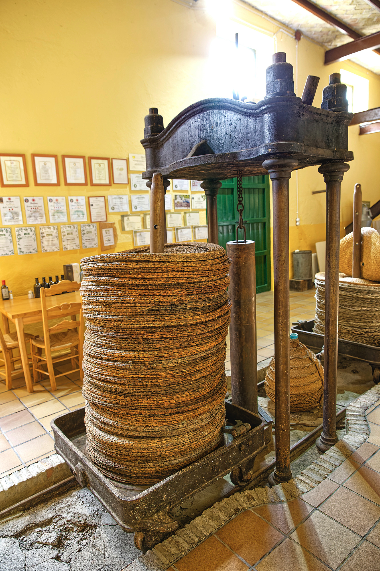 Sur la route nationale 340, à un jet de pierre de Tabernas, Oro del Desertio, petite entreprise familiale exploite ses oliveraies bio dans le respect des traditions et maîtrise sa production de la récolte à la mise en bouteilles.